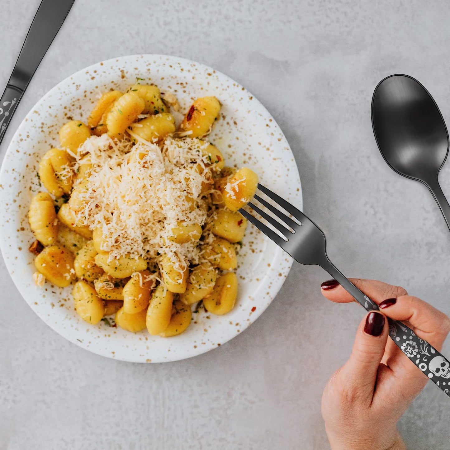 OIULO Pattern Matte Silverware Set for 8,40 Piece Gothic Black Flatware set,Skeleton Flower Bat Unique Pattern Design,Skull Knive Fork Spoon Spooky Utensils Cutlery,Halloween Party Supplies Event Tab