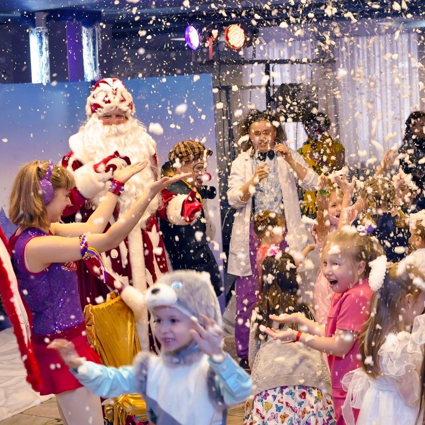 Hakuta Upgraded 800W Snow Machine with 8 LED RGB Lights, LED Projection, and 2 Wireless Remotes, Perfect for Christmas, Halloween,Parties, Wedding and DJ Stage …