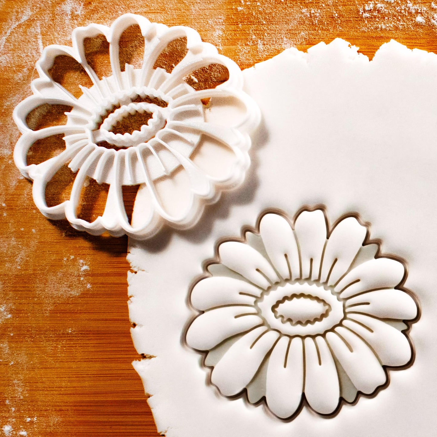 BAKERLOGY Gerbera Flower Cookie Cutter - Detailed Biscuit Cutter Design for Baking and Crafts, ideal on fondant, dough, clay
