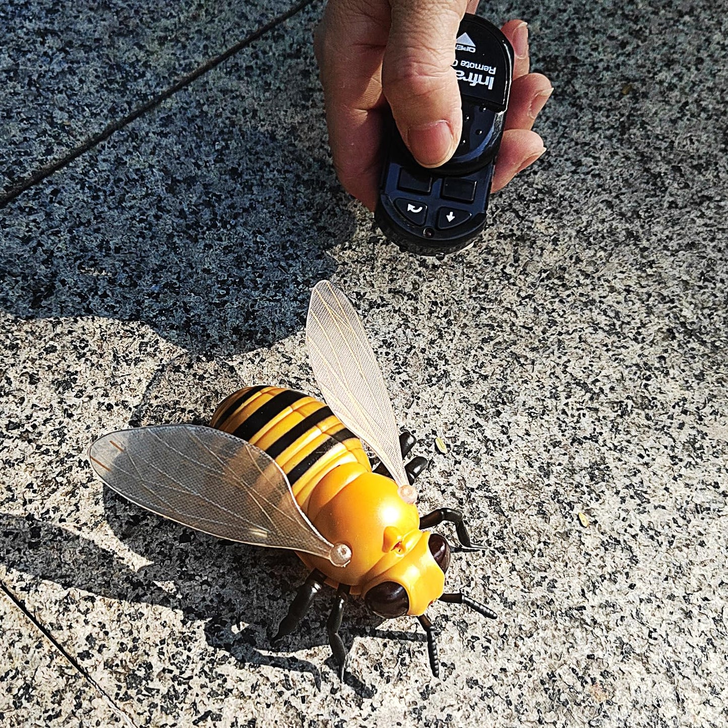 Tipmant Realistic RC Honey Bee Remote Control Insect Animal Vehicle Car Prank Toys Pet Cat Dog Teasing Kid Birthday Gifts
